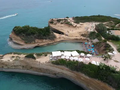 Luftaufnahme des Canal d'Amour bei Sidari mit Sandsteinklippen und türkisem Wasser