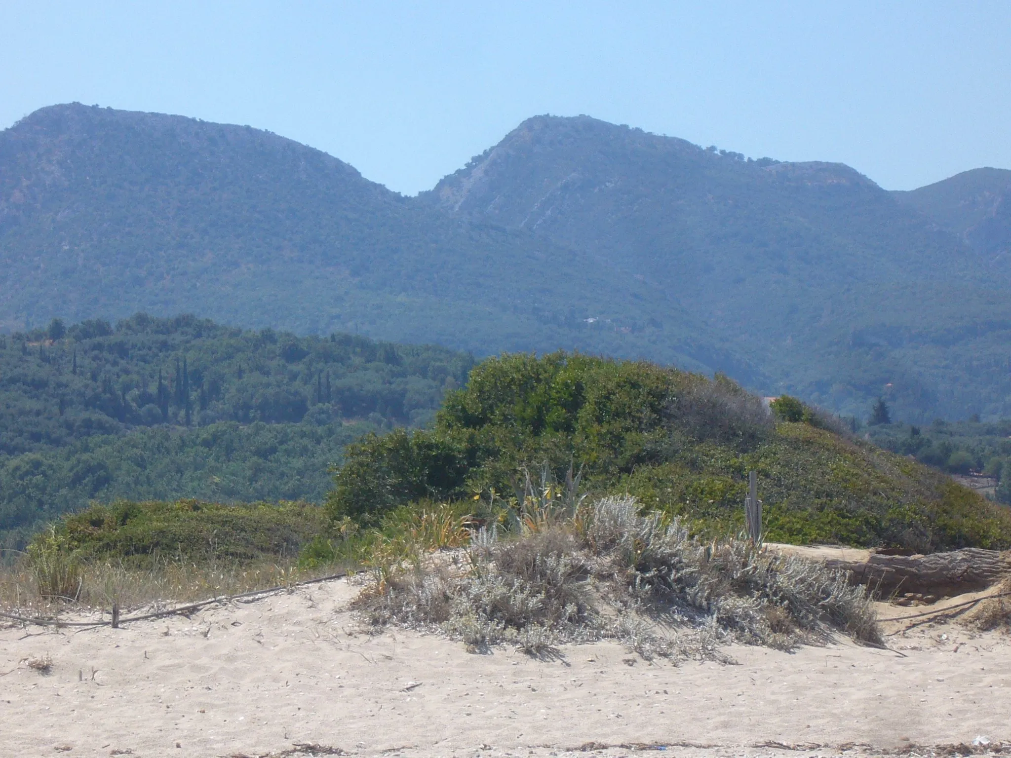 Dünenlandschaft hinter dem Strand von Acharavi mit Blick auf das Pantokrator-Gebirge