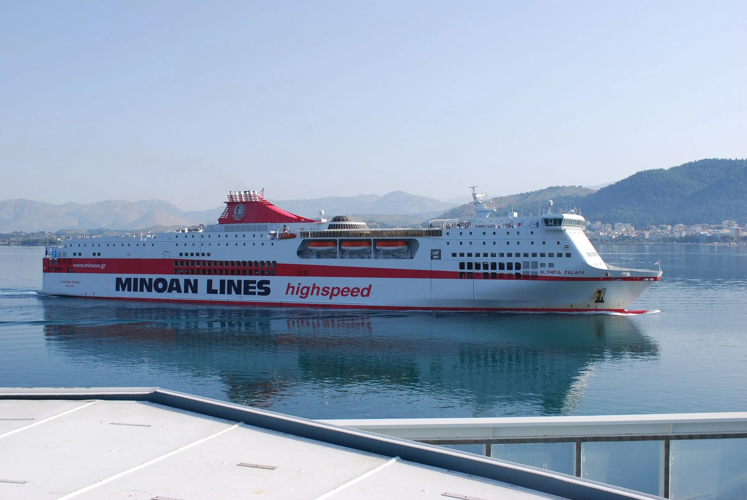 Fährschiff im Hafen von Igoumenitsa auf dem griechischen Festland